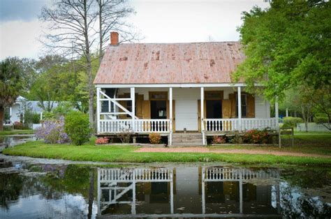 what is an acadian house